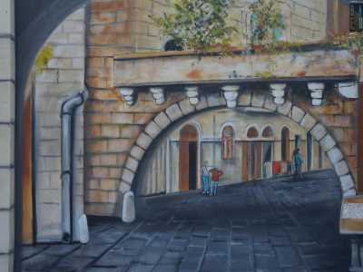 Mentre ci racconta della sua vita Angelo ripassa con un grande pennello i contorni del suo romantico Arco delle Meraviglie, per poi scurirlo con il color �terra di Siena�
